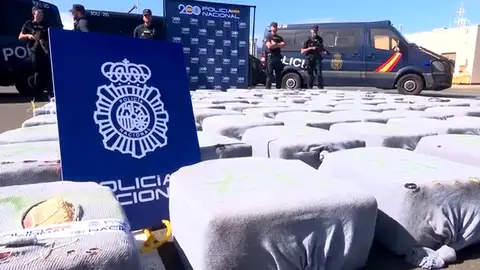 15 tripulantes detenidos y 100 fardos de droga intervenidos 15 tripulantes detenidos y 100 fardos de droga intervenidos