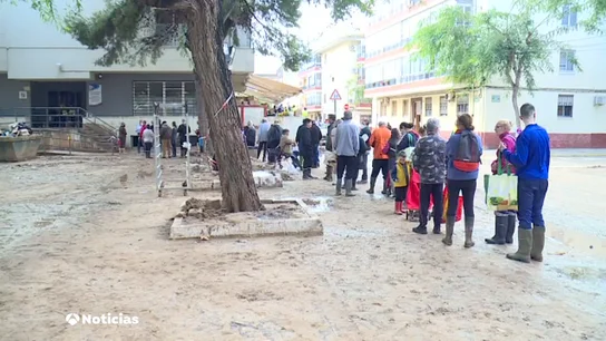 Colas en Alfafar para conseguir algo de comida tras el paso de la DANA Colas en Alfafar para conseguir algo de comida tras el paso de la DANA