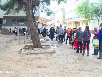 Colas en Alfafar para conseguir algo de comida tras el paso de la DANA Colas en Alfafar para conseguir algo de comida tras el paso de la DANA