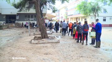 Colas en Alfafar para conseguir algo de comida tras el paso de la DANA