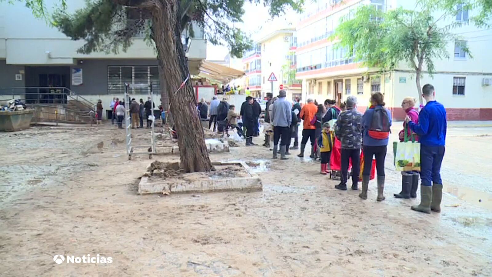 Colas para conseguir comida en Alfafar tras el abastecimiento de los supermercados por el paso de la DANA
