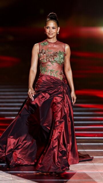 Halle Berry luciendo el vestido con el que ganó el Oscar en 2002 para un desfile de Elie Saab 22 años después