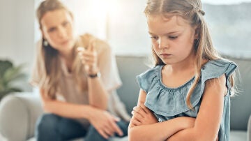 Una madre conversa con su hija