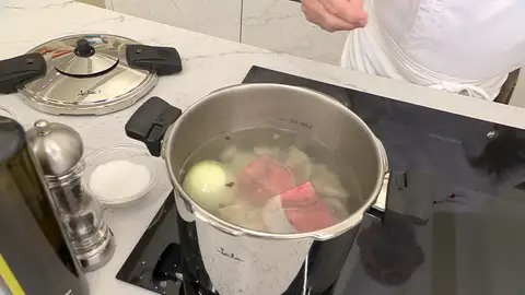 Cierra la olla y cuece los callos durante 40 minutos Cierra la olla y cuece los callos durante 40 minutos