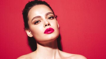 Mujer con labios rojos