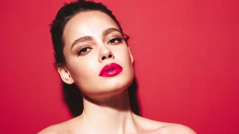 Mujer con labios rojos Mujer con labios rojos