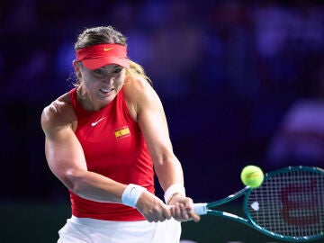 Paula Badosa durante su partido ante Swiatek en Billie Jean King Cup