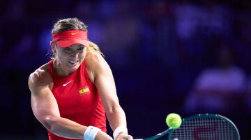 Paula Badosa durante su partido ante Swiatek en Billie Jean King Cup