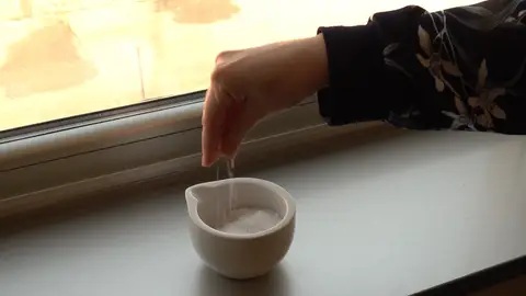 Colocar sal en las ventanas cuando hace frío, ¿por qué cada vez lo hace más gente? Colocar sal en las ventanas cuando hace frío, ¿por qué cada vez lo hace más gente?