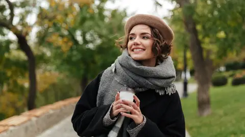 Mujer con bufanda Mujer con bufanda