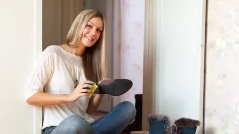 Mujer limpiando zapatos Mujer limpiando zapatos