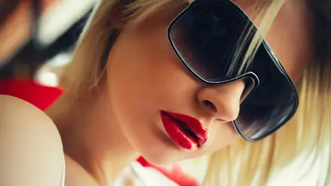 Mujer con labios rojos Mujer con labios rojos