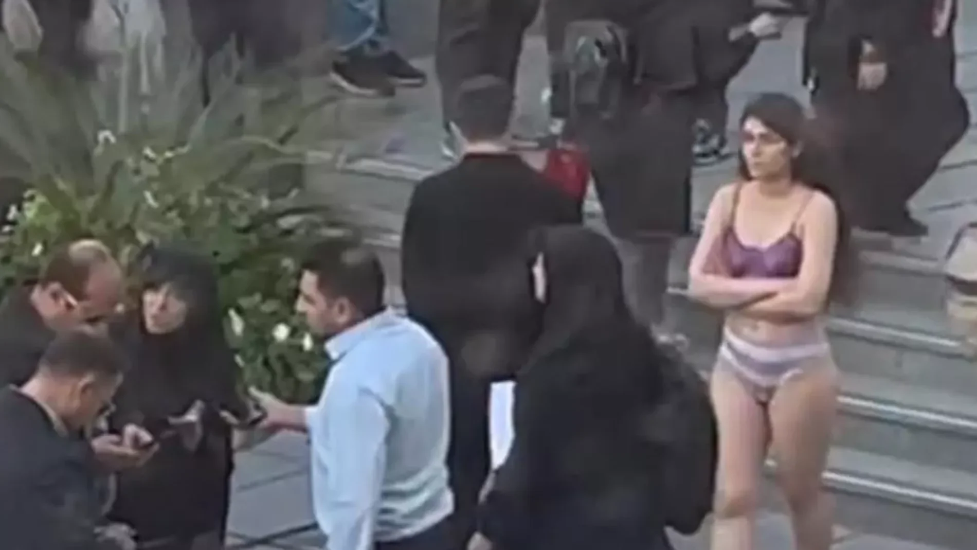 En paradero desconocido la joven que se desnudó como protesta contra el velo En paradero desconocido la joven que se desnudó como protesta contra el velo