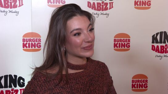 Ana Guerra haciendo declaraciones a los medios