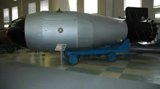 Fotografía de una réplica de la carcasa de la Bomba del Zar Fotografía de una réplica de la carcasa de la Bomba del Zar