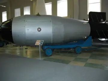 Fotografía de una réplica de la carcasa de la Bomba del Zar Fotografía de una réplica de la carcasa de la Bomba del Zar