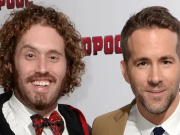T.J. Miller y Ryan Reynolds T.J. Miller y Ryan Reynolds
