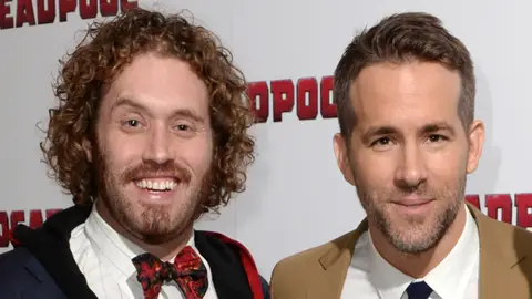 T.J. Miller y Ryan Reynolds T.J. Miller y Ryan Reynolds