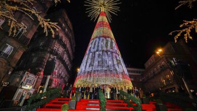 El emotivo encendido de las luces de Navidad de Vigo dedicado a Valencia tras la DANA