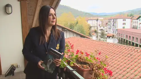 Dolores Redondo con su nueva novela, 'Las que no duermen' Dolores Redondo con su nueva novela, 'Las que no duermen'