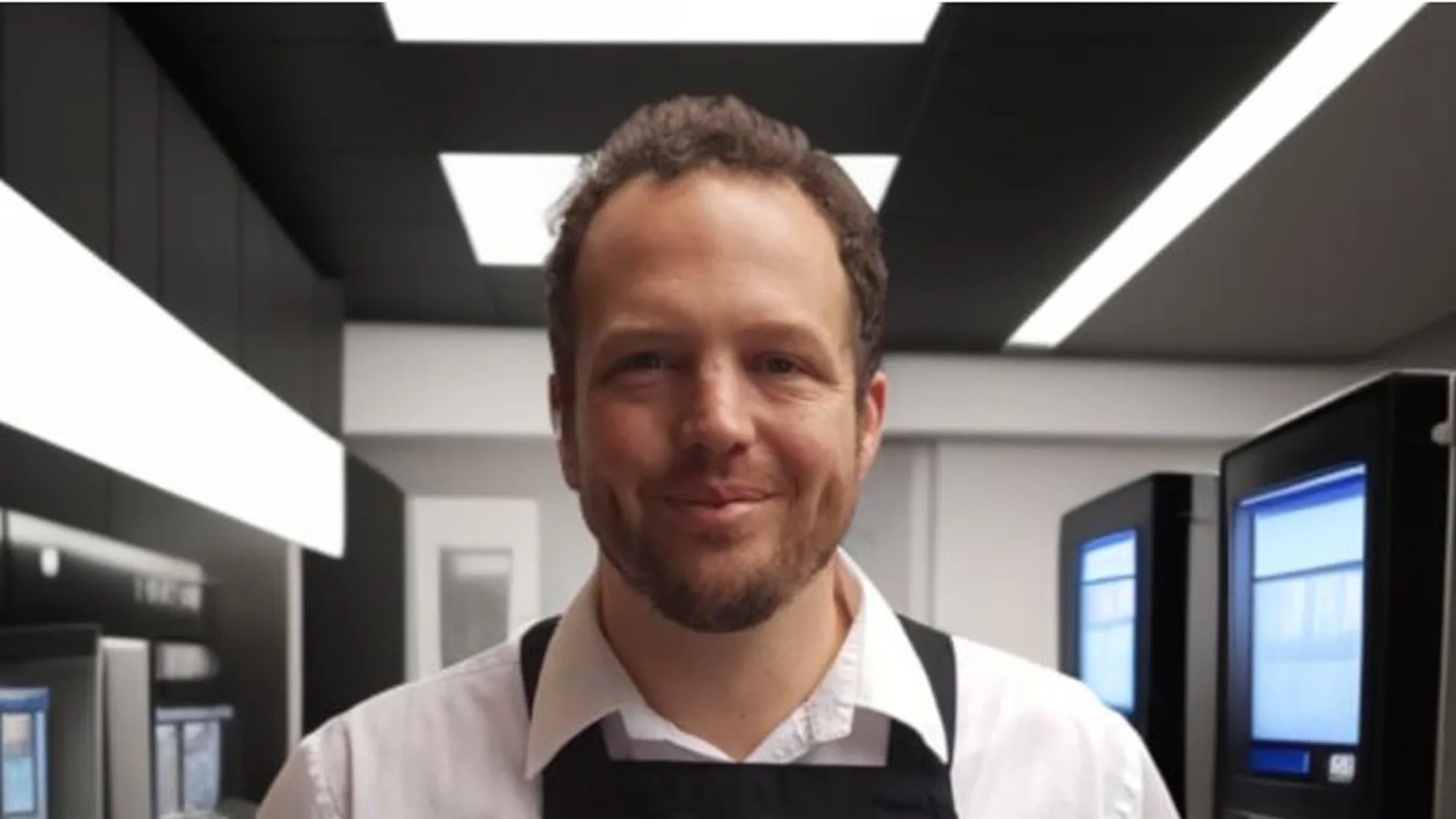 Dan Saunders trabajando de camarero Dan Saunders trabajando de camarero