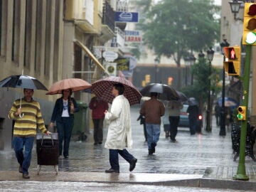 Imagen de archivo, lluvia en el centro de Huelva