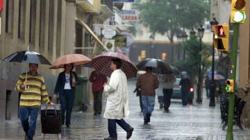 Imagen de archivo, lluvia en el centro de Huelva