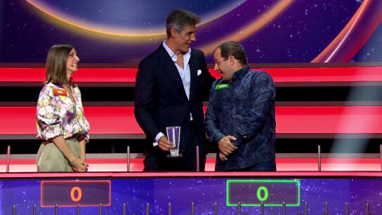 Jorge Fern&aacute;ndez y los concursantes de La ruleta de la suerte noche