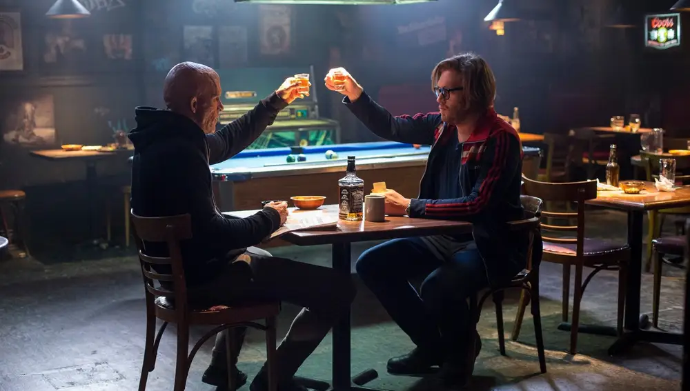 T.J. Miller y Ryan Reynolds en Deadpool T.J. Miller y Ryan Reynolds en Deadpool