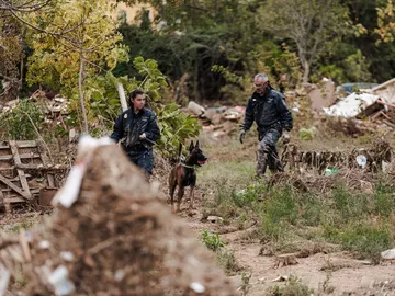 Agentes de la Policía participan en la búsqueda de víctimas en Sedaví Agentes de la Policía participan en la búsqueda de víctimas en Sedaví