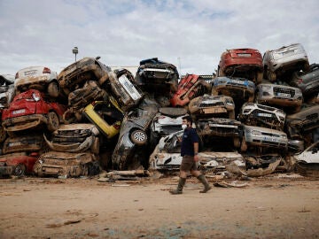 Imagen de archivo de coches afectados por la DANA