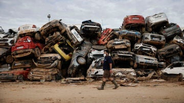 Imagen de archivo de coches afectados por la DANA