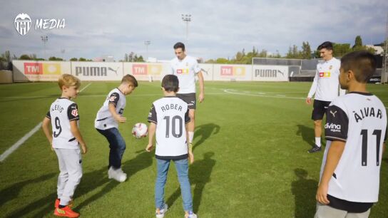 Los ni&ntilde;os afectados por la DANA conocen a sus &iacute;dolos del Valencia