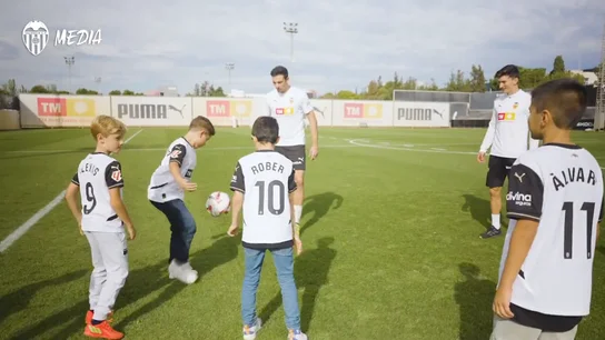 Los niños afectados por la DANA conocen a sus ídolos del Valencia Los niños afectados por la DANA conocen a sus ídolos del Valencia