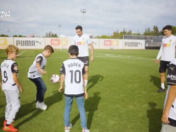 Los niños afectados por la DANA conocen a sus ídolos del Valencia