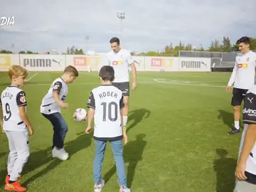Los niños afectados por la DANA conocen a sus ídolos del Valencia Los niños afectados por la DANA conocen a sus ídolos del Valencia
