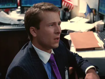 Glen Powell en El caballero oscuro: La leyenda renace Glen Powell en El caballero oscuro: La leyenda renace