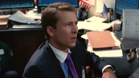 Glen Powell en El caballero oscuro: La leyenda renace Glen Powell en El caballero oscuro: La leyenda renace