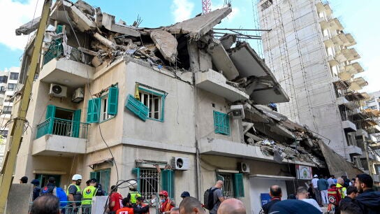 Rescatistas y personas se re&uacute;nen en el lugar del ataque a&eacute;reo israel&iacute; contra la sede del partido Baath en el barrio de Ras Al Naba'a, en Beirut 
