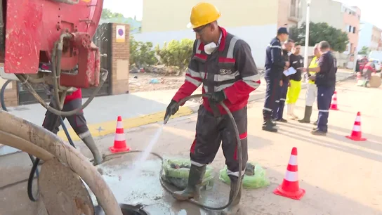 Operarios internacionales colaboran en la limpieza de alcantarillas Operarios internacionales colaboran en la limpieza de alcantarillas