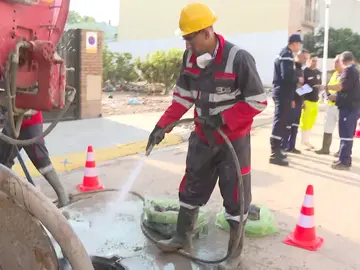 Operarios internacionales colaboran en la limpieza de alcantarillas Operarios internacionales colaboran en la limpieza de alcantarillas