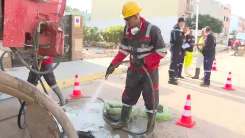 Operarios internacionales colaboran en la limpieza de alcantarillas Operarios internacionales colaboran en la limpieza de alcantarillas
