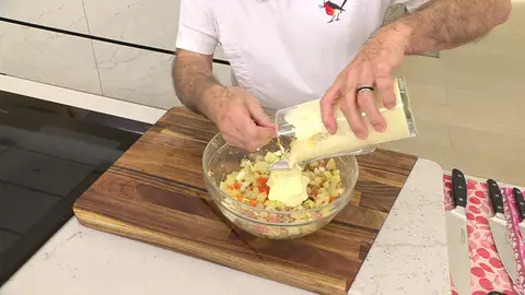 Incorpora la mahonesa al bol de la ensaladilla Incorpora la mahonesa al bol de la ensaladilla