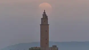 Torre de Hércules en A Coruña Luna saliendo por la Torre de Hércules