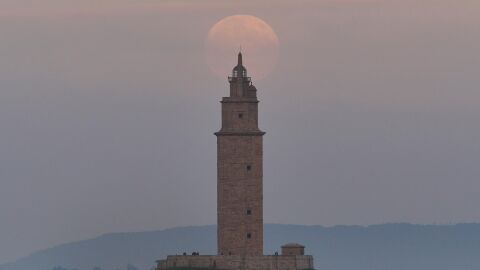 Luna saliendo por la Torre de H&eacute;rcules 