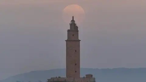 Torre de Hércules en A Coruña Luna saliendo por la Torre de Hércules