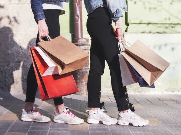 Mujeres con bolsas