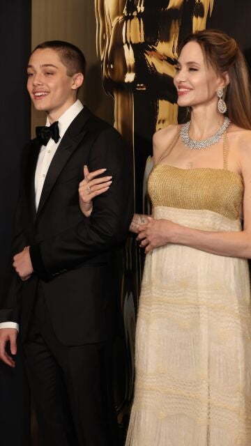 Angelina Jolie y su hijo Knox en los Governors Awards.