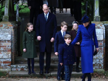 Los Príncipes de Gales, William y Kate, con sus hijos