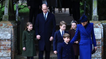 Los Príncipes de Gales, William y Kate, con sus hijos